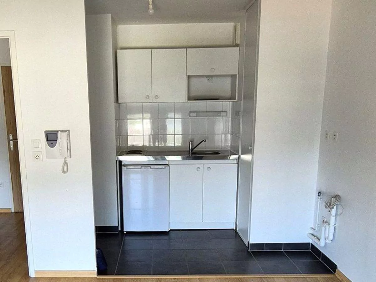 Kitchenette d'origine, meubles blancs, deux plaques et petit réfrigérateur