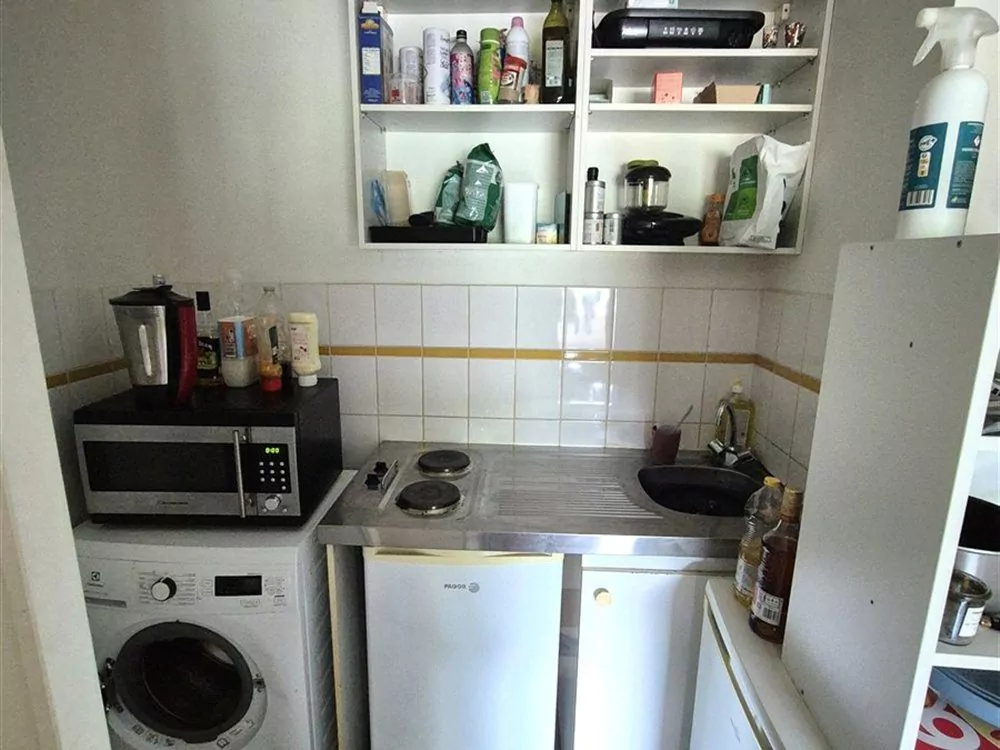 Kitchenette d'origine, faïence blanche et plan inox