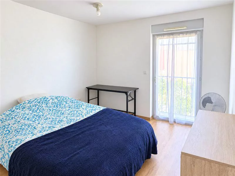 Chambre lumineuse du deux-pièces, avec commode