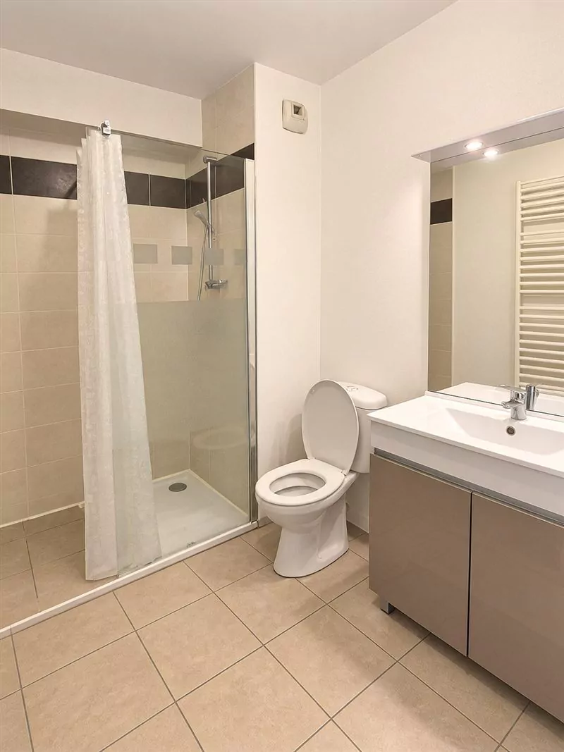 Salle d'eau moderne et épurée, avec WC